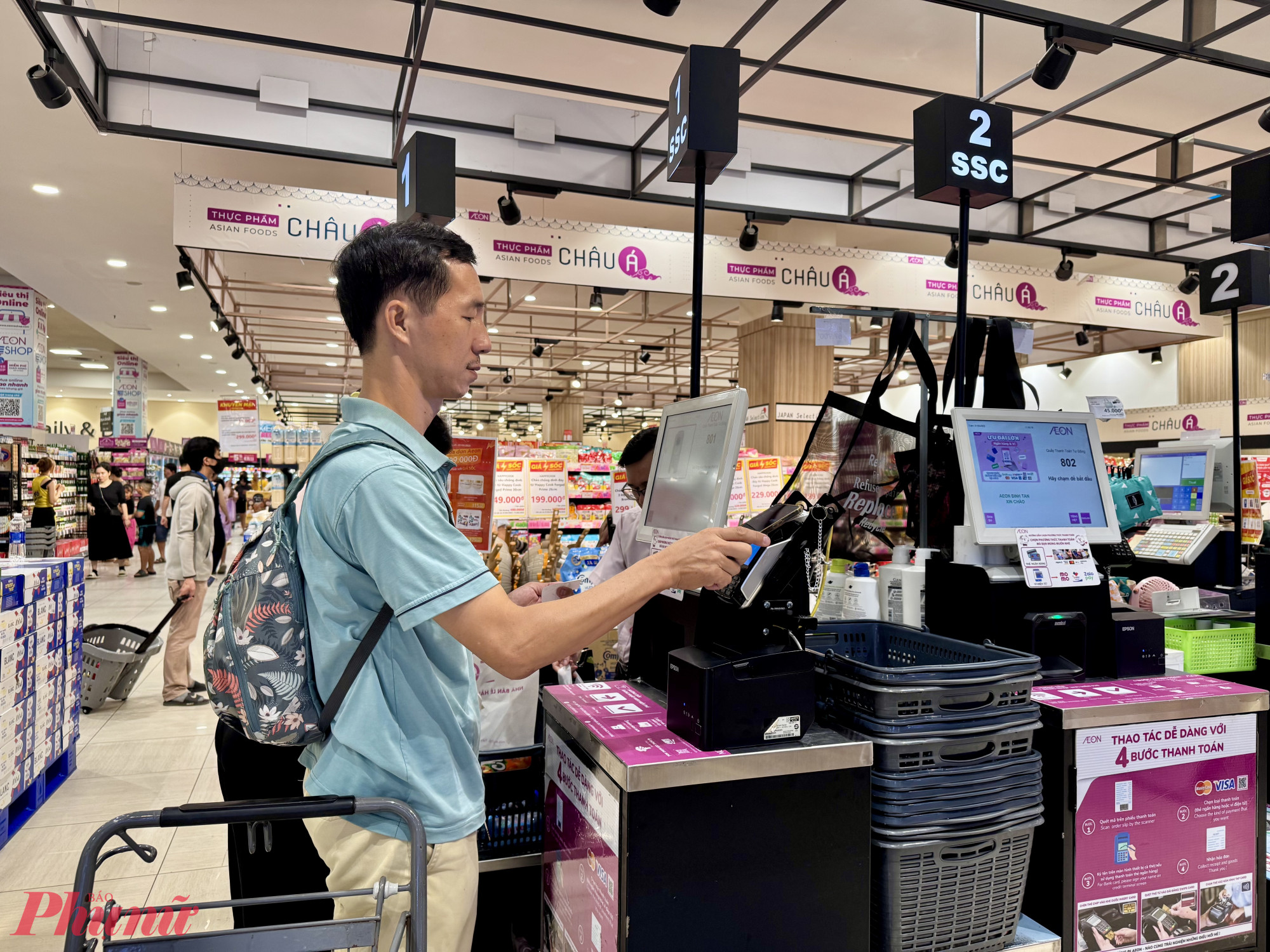 Vấn đề bảo mật an to&agrave;n giao dịch l&agrave; một trong những trở ngại khiến người d&acirc;n e ngại thanh to&aacute;n khồng d&ugrave;ng tiền mặt. Ảnh kh&aacute;ch h&agrave;ng đang thanh to&aacute;n quẹt thẻ tại AeonMall B&igrave;nh T&acirc;n. Ảnh: Thanh Hoa