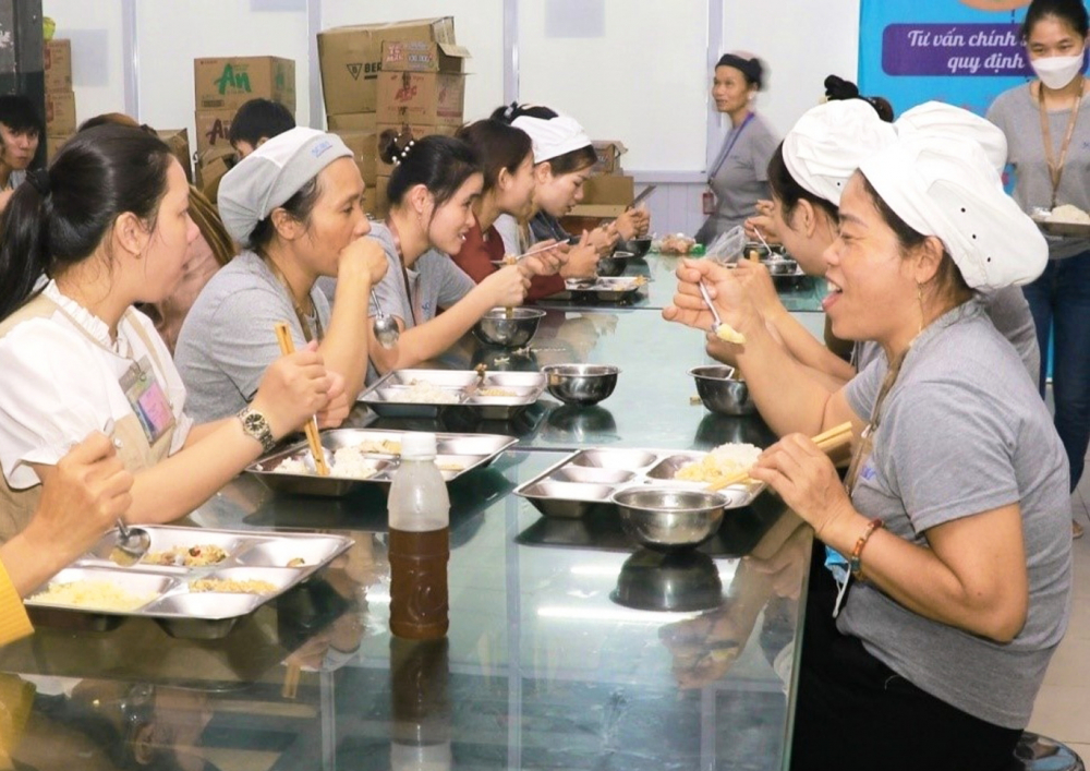 C&ocirc;ng nh&acirc;n C&ocirc;ng ty Scavi Huế được c&ocirc;ng ty chăm lo bữa ăn với đầy đủ chất dinh dưỡng - ẢNH: THUẬN H&Oacute;A