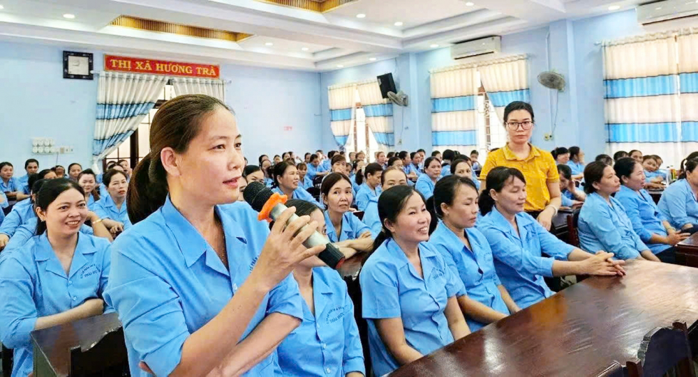 Nữ c&ocirc;ng nh&acirc;n b&agrave;y tỏ nguyện vọng của m&igrave;nh với l&atilde;nh đạo c&ocirc;ng đo&agrave;n TP Huế trong một chương tr&igrave;nh đối thoại - ẢNH: THUẬN H&Oacute;A