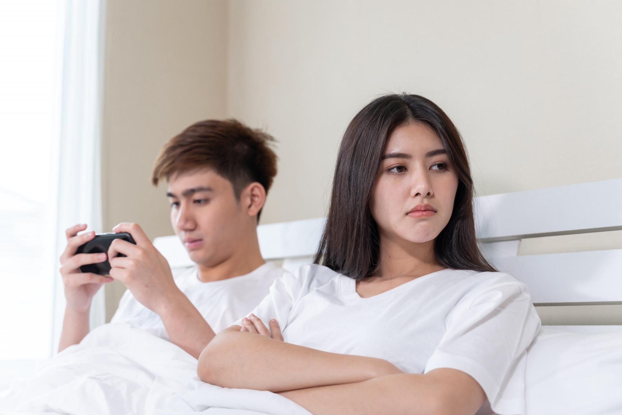 Chồng vẫn giữ th&aacute;i độ l&atilde;nh đạm, thờ ơ với gia đ&igrave;nh