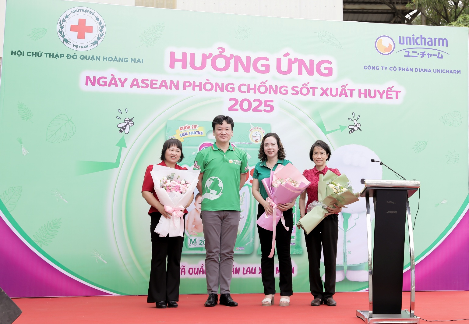 &Ocirc;ng Takahiro Okada - Tổng gi&aacute;m đốc Diana Unicharm - c&ugrave;ng đại diện Trung t&acirc;m Y tế v&agrave; Hội chữ thập đỏ quận Ho&agrave;ng Mai ph&aacute;t động hưởng ứng Ng&agrave;y ASEAN ph&ograve;ng chống sốt xuất huyết - Ảnh: Diana Unicharm