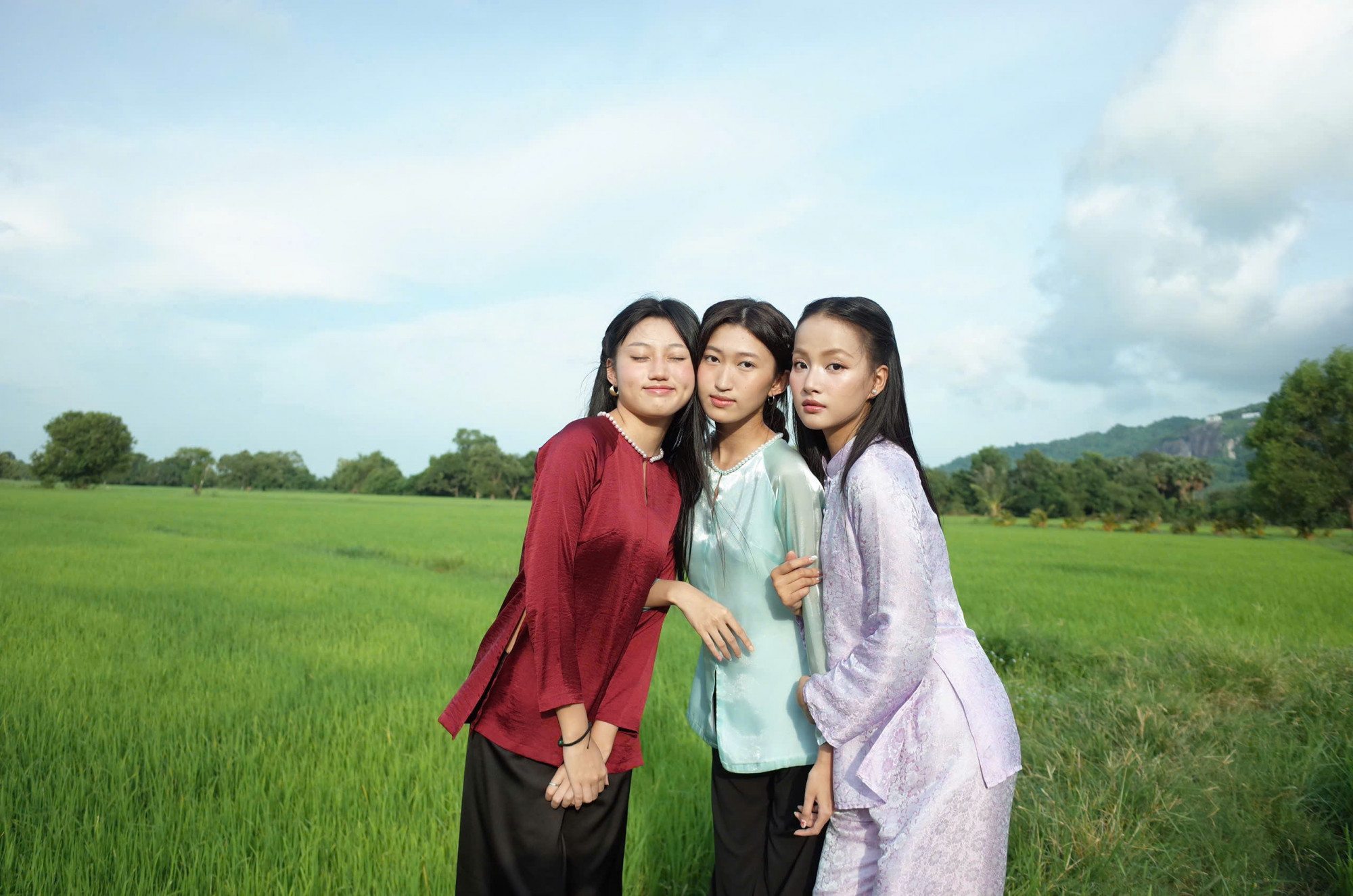 Trước khi ch&iacute;nh thức ra mắt v&agrave;o 20/6, đo&agrave;n phim c&oacute; buổi giao lưu tại huyện Tri T&ocirc;n, An Giang để cảm ơn như lời tri &acirc;n của &ecirc;-k&iacute;p d&agrave;nh cho người d&acirc;n đ&atilde; hỗ trợ đo&agrave;n phim trong thời gian ghi h&igrave;nh.
