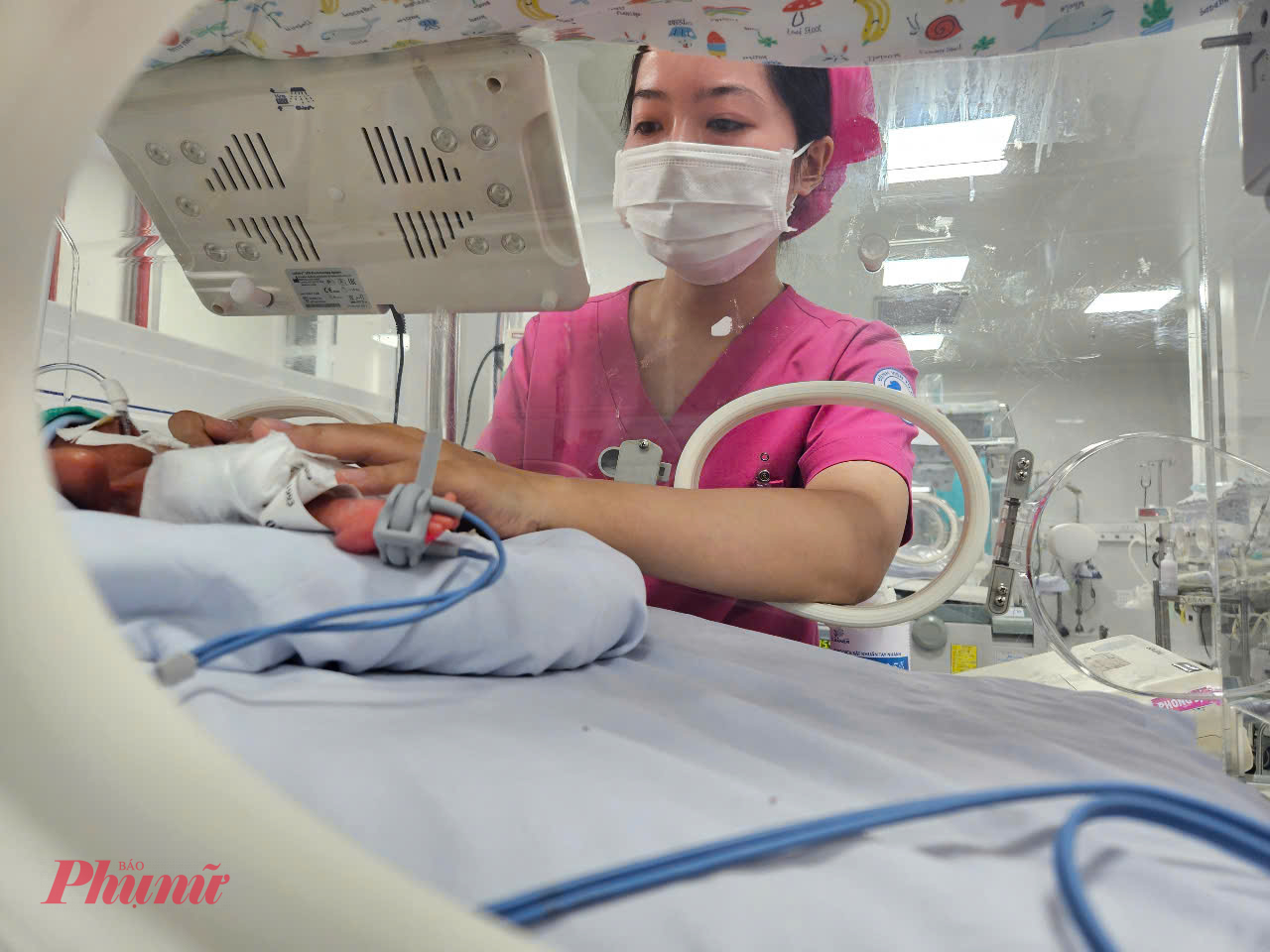 Khi c&aacute;c c&ocirc; đưa tay v&agrave;o thiết bị để chăm s&oacute;c, c&aacute;c con cũng như t&igrave;m được hơi ấm, phản xạ nghi&ecirc;ng về người chăm s&oacute;c cho m&igrave;nh