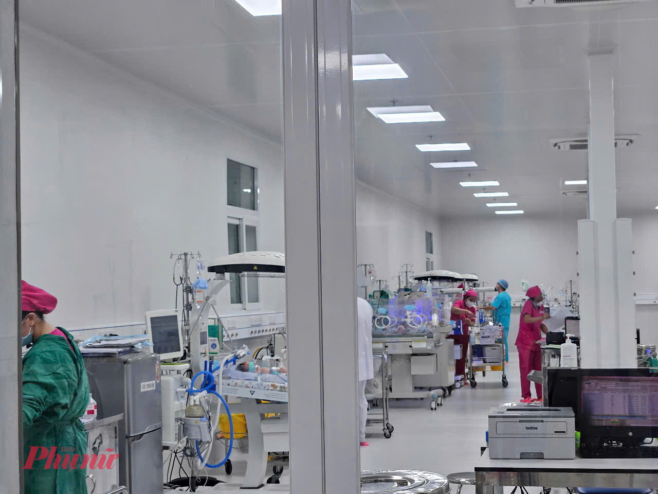 Ng&agrave;y cũng như đ&ecirc;m, c&aacute;c b&aacute;c sĩ, điều dưỡng, nữ hộ sinh tại khoa Đơn nguy&ecirc;n Hồi sức t&iacute;ch cực, Bệnh viện Từ Dũ thay nhau chăm s&oacute;c cho hơn 160 em b&eacute;