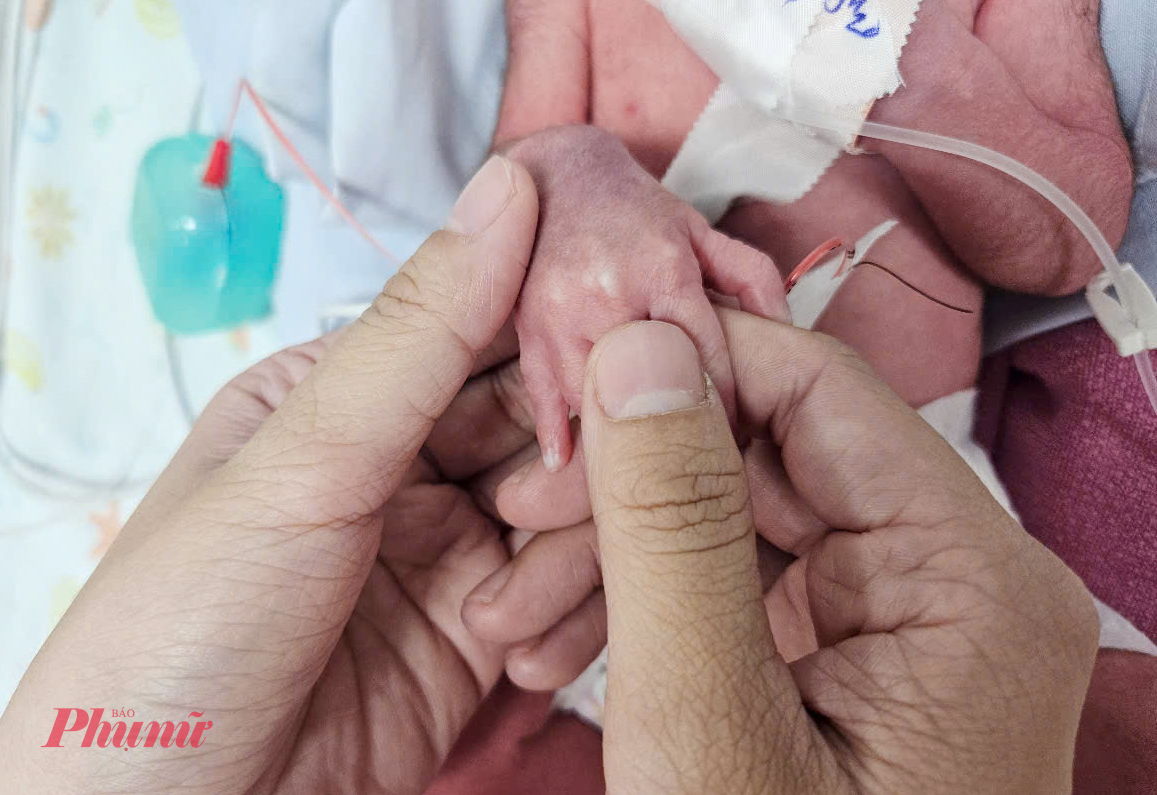 Theo c&aacute;c nữ hộ sinh, c&aacute;c b&eacute; th&iacute;ch nhất l&agrave; được m&aacute;t xa, c&oacute; thể do phải tạm xa mẹ, n&ecirc;n c&aacute;c con lu&ocirc;n muốn được vỗ về