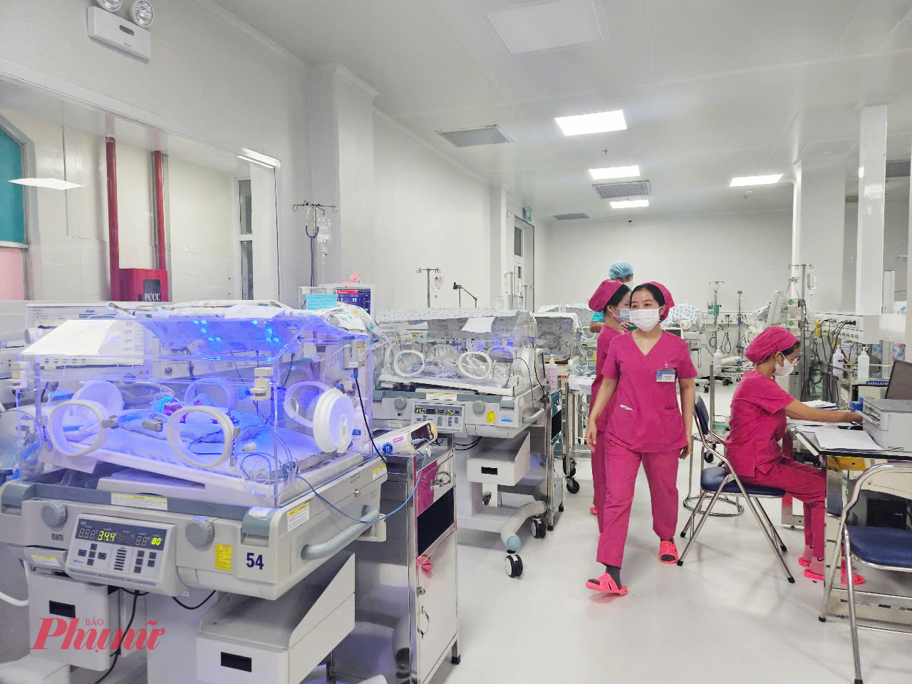 Do nhiều nguy&ecirc;n nh&acirc;n, c&aacute;c em b&eacute; tại đ&acirc;y bị sinh non, thiếu th&aacute;ng n&ecirc;n nhỏ x&iacute;u, c&oacute; b&eacute; chỉ bằng b&agrave;n tay của c&aacute;c c&ocirc; chăm s&oacute;c
