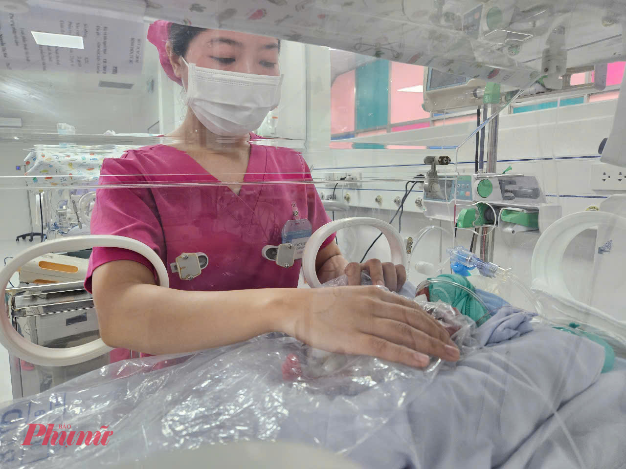 Hiện tại, em b&eacute; nhẹ c&acirc;n nhất ở đ&acirc;y chỉ 700gram, n&ecirc;n mọi người phải thật cẩn thận, tỉ mỉ khi kh&aacute;m, cũng như chăm s&oacute;c. Tại Đơn 