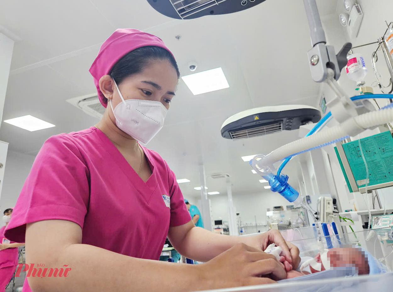 Những chiến binh nh&iacute; rất can đảm, lu&ocirc;n cố gắng từng ng&agrave;y để về với v&ograve;ng tay mẹ. Chị N.T.H.V. (32 tuổi, ở TPHCM) cho biết: Con t&ocirc;i bị thiếu th&aacute;ng n&ecirc;n chỉ nặng gần 1kg, nhờ c&oacute; c&aacute;c b&aacute;c sĩ chăm s&oacute;c, b&eacute; đ&atilde; dần khỏe hơn. T&ocirc;i đ&atilde; được v&agrave;o ấp b&eacute; 4 ng&agrave;y, v&agrave;i ng&agrave;y nữa b&eacute; cứng c&aacute;p hơn được ra Đơn vị Kangaroo, l&uacute;c đ&oacute; cả nh&agrave; sẽ lu&ocirc;n b&ecirc;n nhau