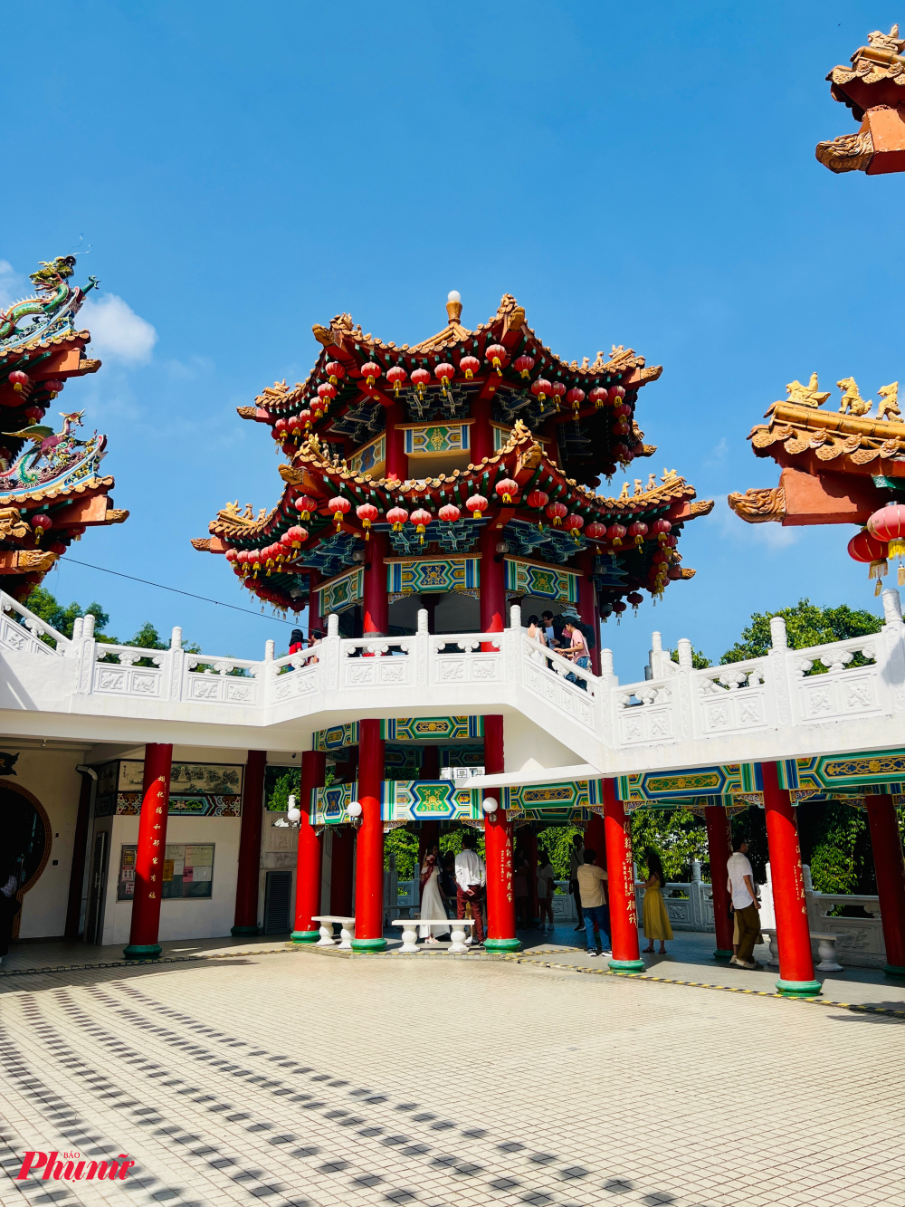 B&ecirc;n trong khu&ocirc;n vi&ecirc;n ch&ugrave;a được thiết kế nhiều gian, tầng cổ k&iacute;nh.