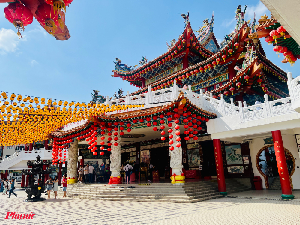 Nắm bắt xu hướng n&agrave;y, nhiều h&atilde;ng h&agrave;ng kh&ocirc;ng Việt Nam như Vietnam Airlines, Vietjet Air&hellip; đang tăng tần suất khai th&aacute;c v&agrave; nghi&ecirc;n cứu mở rộng mạng lưới đường bay kết nối c&aacute;c th&agrave;nh phố lớn của Việt Nam đến những điểm đến du lịch nổi bật của Malaysia như Kuala Lumpur, Penang, Langkawi, Kota Kinabalu... Việc mở rộng kết nối h&agrave;ng kh&ocirc;ng được kỳ vọng sẽ tạo đ&agrave; thu h&uacute;t mạnh mẽ du kh&aacute;ch hai chiều, đồng thời th&uacute;c đẩy hợp t&aacute;c giữa c&aacute;c doanh nghiệp lữ h&agrave;nh hai nước, g&oacute;p phần ph&aacute;t triển ng&agrave;nh du lịch song phương một c&aacute;ch bền vững.