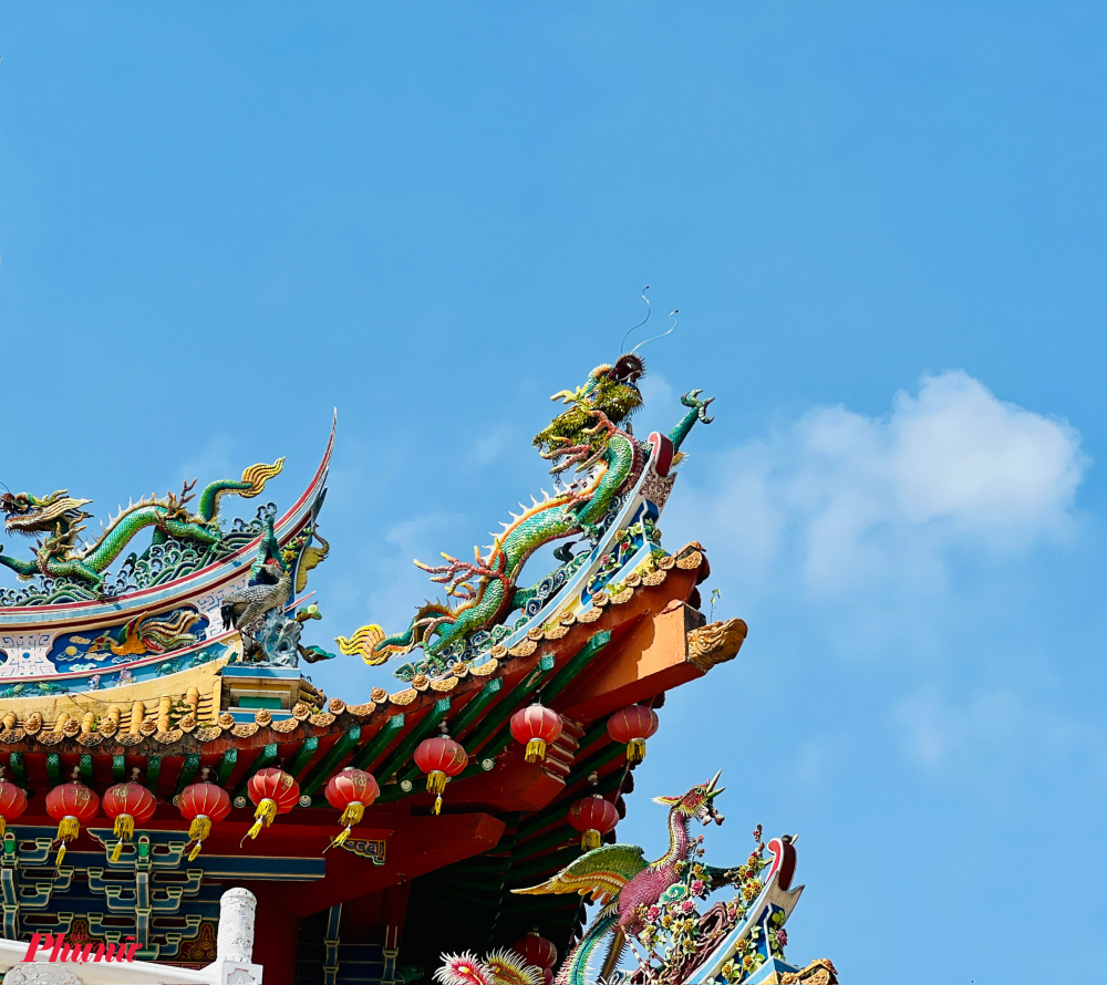 NhữngC&aacute;c cột, diềm, m&aacute;i ch&ugrave;a được đắp nổi tinh xảo. chi tiết rồng, phượng cũng cũng được chạm khắc tinh xảo ở ch&oacute;p m&aacute;i.