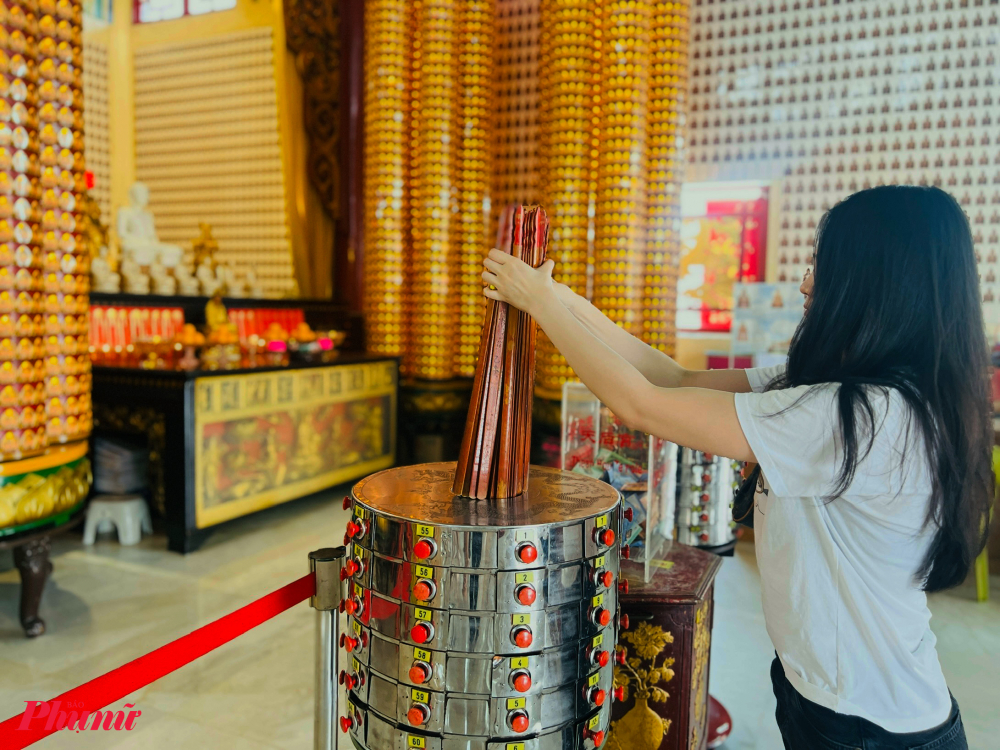 Đến với ch&ugrave;a Thi&ecirc;n Hậu, du kh&aacute;ch c&oacute; thể v&agrave;o ch&iacute;nh điện d&acirc;ng hương, chi&ecirc;m b&aacute;i, đồng thời tham gia gieo quẻ, xin xăm &ndash; một n&eacute;t văn h&oacute;a t&acirc;m linh đặc trưng của người Hoa. Những thẻ xăm với th&ocirc;ng điệp về sức khỏe, sự nghiệp hay t&igrave;nh duy&ecirc;n được nhiều người tin l&agrave; lời m&aacute;ch bảo từ thần linh, mang đến sự an y&ecirc;n v&agrave; định hướng cho tương lai.