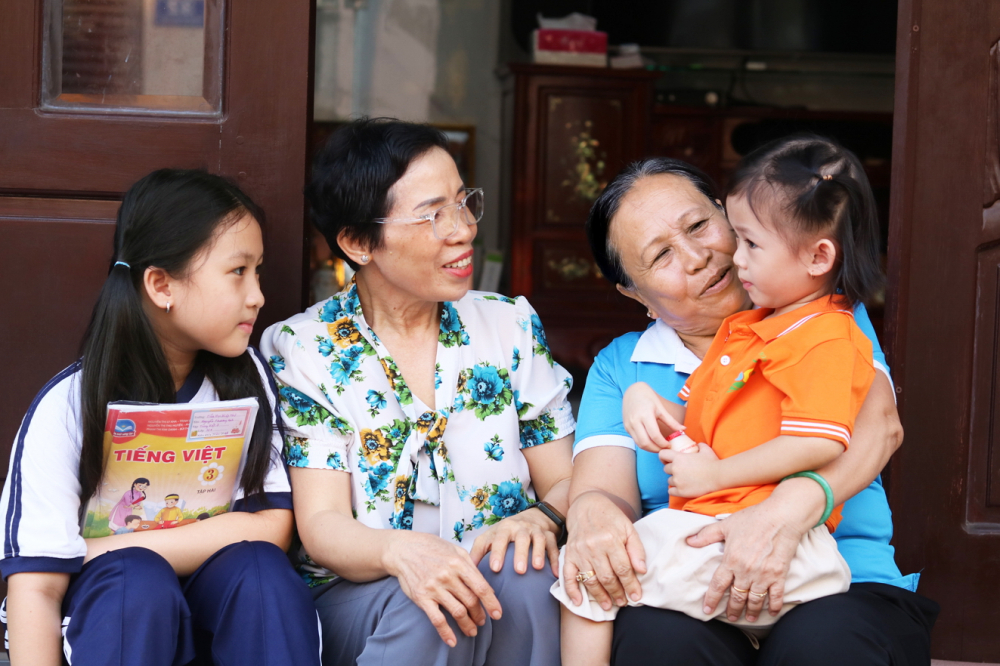 B&agrave; V&otilde; Thị Bảy (b&igrave;a phải) thường xuy&ecirc;n đến thăm chị em Phương Anh - Mai Anh - ẢNH: MẪN NHI