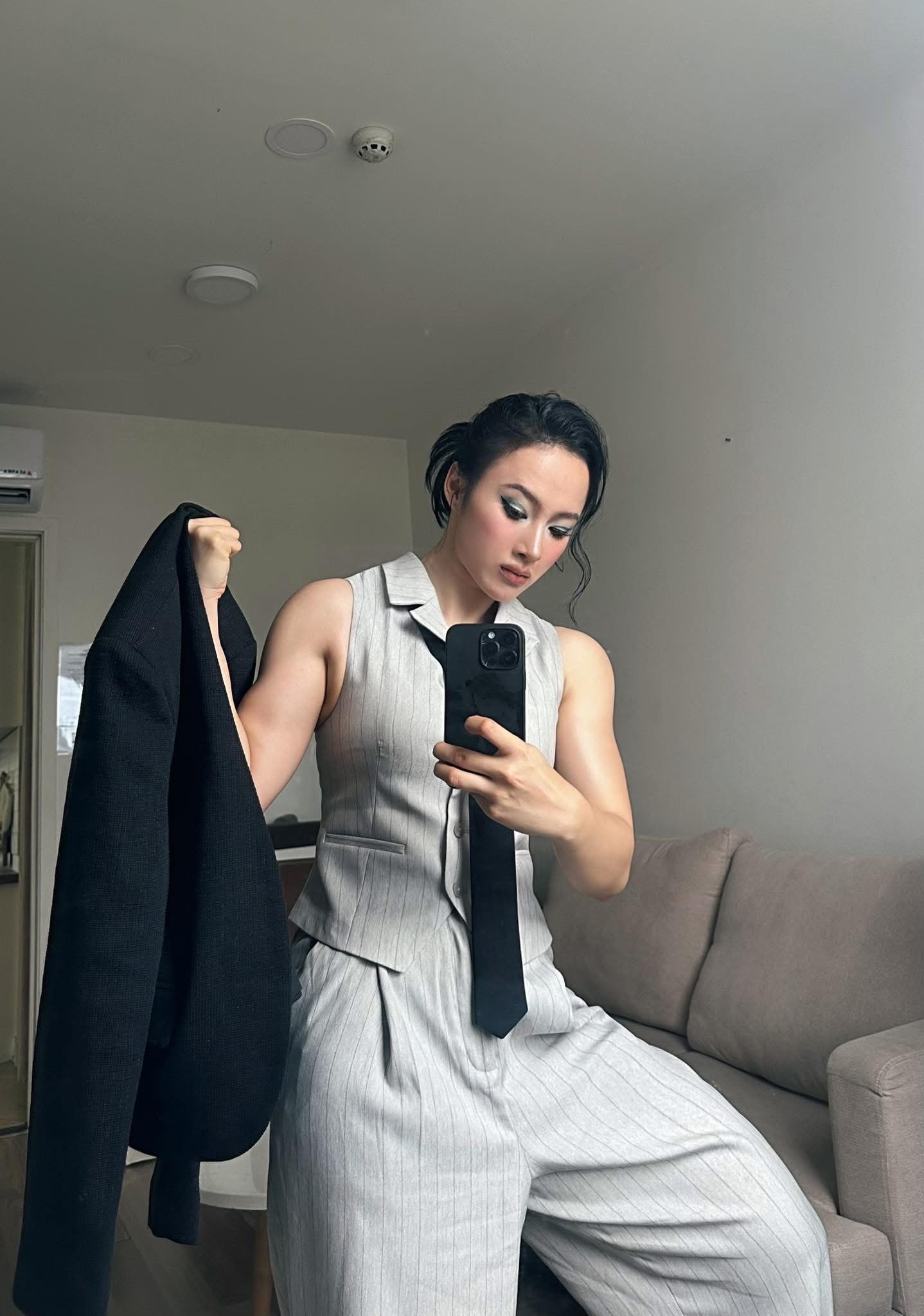 Kể từ ''độ'' body, Angela Phương Trinh chuyển hướng phong c&aacute;ch thời trang sang menswear c&aacute; t&iacute;nh v&agrave; mạnh mẽ. Thay cho những thiết kế gợi cảm, nữ t&iacute;nh quen thuộc, c&ocirc;  xuất hiện trong loạt outfit đậm chất menswear gồm &aacute;o vest, &aacute;o ghi l&ecirc; phối c&ugrave;ng quần ống rộng mang hơi hướng unisex. Phong c&aacute;ch n&agrave;y kh&ocirc;ng chỉ l&agrave;m nổi bật h&igrave;nh thể săn chắc m&agrave; c&ograve;n thể hiện r&otilde; tinh thần tự do, ph&aacute; c&aacute;ch của nữ diễn vi&ecirc;n.