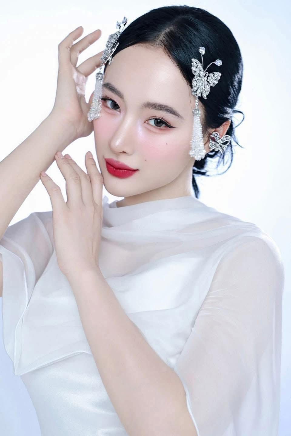 Angela Phương Trinh đang thể hiện sự linh hoạt trong phong c&aacute;ch c&aacute; nh&acirc;n: từ vẻ khỏe khoắn, &ldquo;lực sĩ&rdquo; đến h&igrave;nh tượng dịu d&agrave;ng, thuần khiết.
