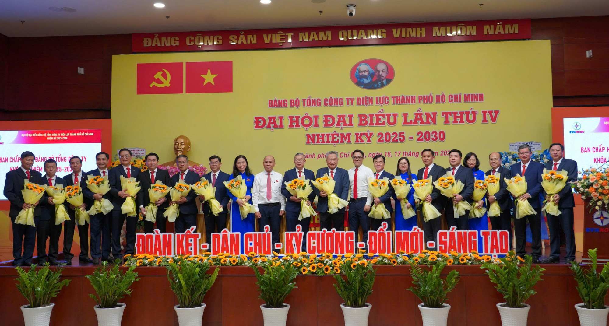 Ban chấp h&agrave;nh Đảng bộ EVNHCMC nhiệm kỳ 2025-2030 ra mắt đại hội - Ảnh: EVNHCMC