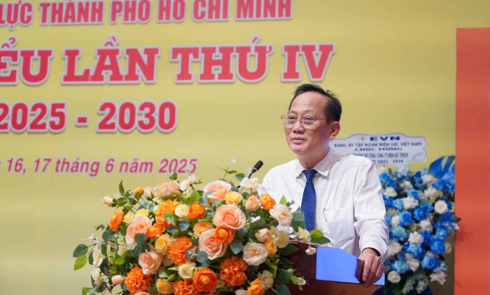&Ocirc;ng Trần Văn Nam - Ph&oacute; b&iacute; thư Đảng ủy UBND TPHCM tham dự v&agrave; chỉ đạo đại hội - Ảnh: EVNHCMC