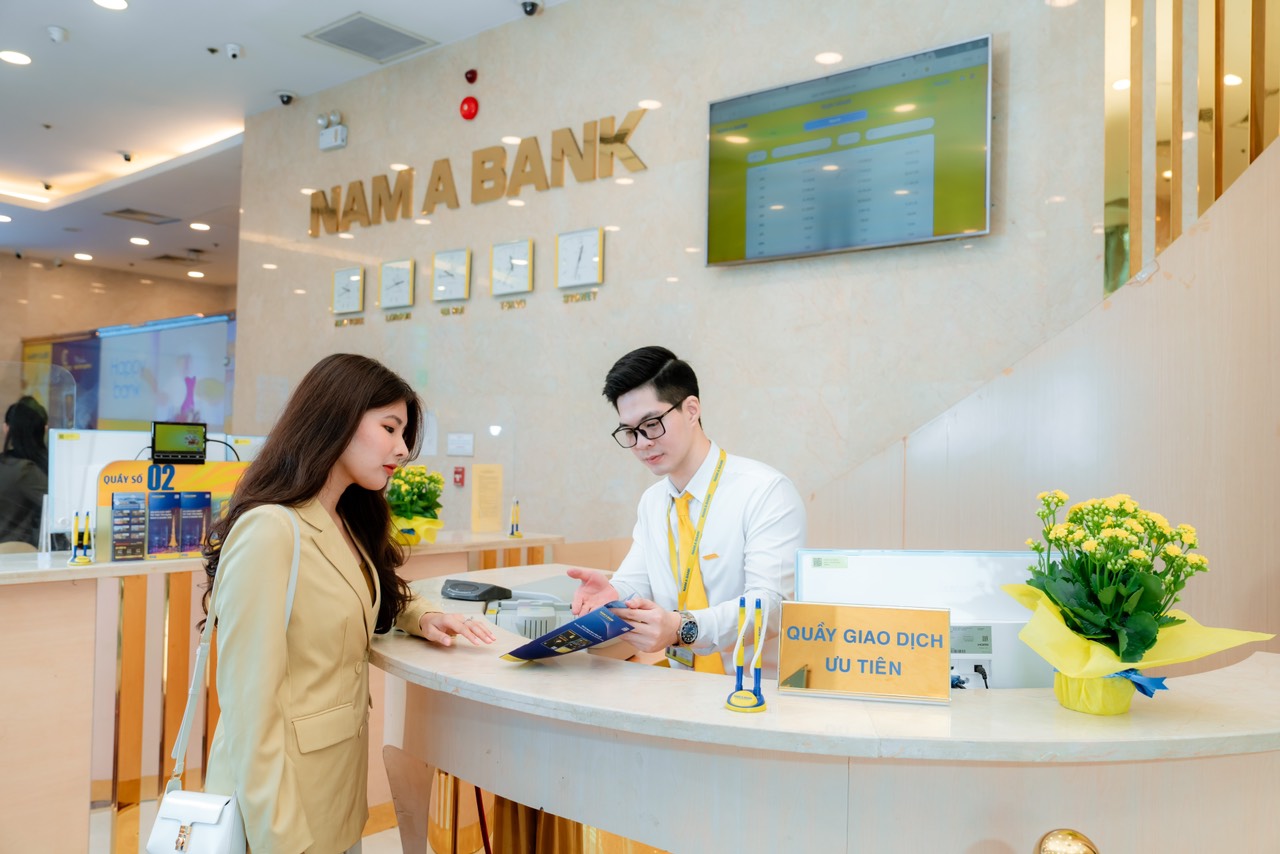 Nam A Bank d&agrave;nh nhiều ưu đ&atilde;i cho kh&aacute;ch h&agrave;ng giao dịch kh&ocirc;ng tiền mặt - Ảnh: Nam A Bank
