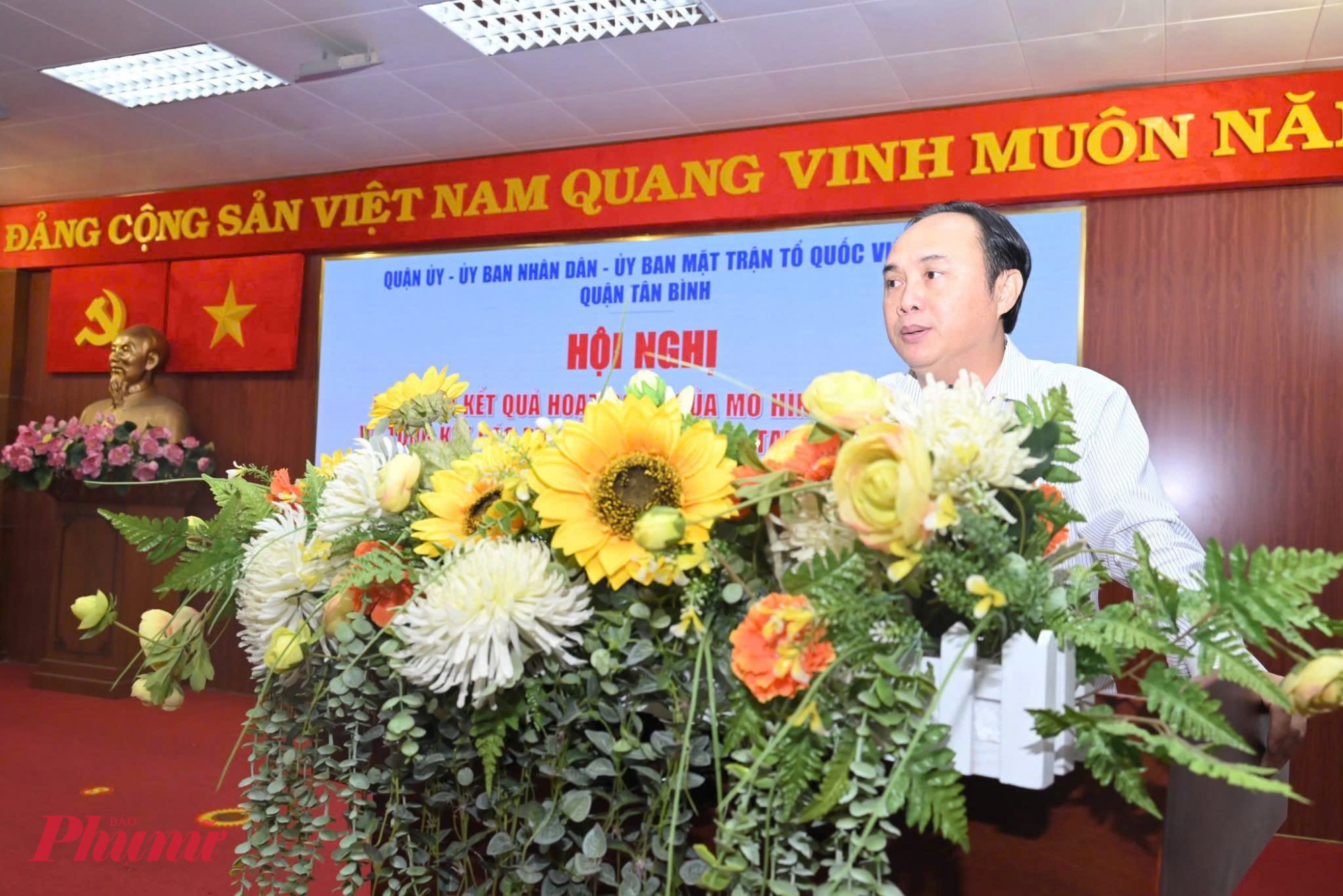 &Ocirc;ng L&ecirc; Ho&agrave;ng H&agrave; -B&iacute; thư Quận ủy T&acirc;n B&igrave;nh, ph&aacute;t biểu tại hội nghị, &ocirc;n lại chặng đường ph&aacute;t triển v&agrave; tri &acirc;n đ&oacute;ng g&oacute;p của c&aacute;c thế hệ c&aacute;n bộ, l&atilde;nh đạo quận qua c&aacute;c thời kỳ - Ảnh: Thanh T&acirc;m