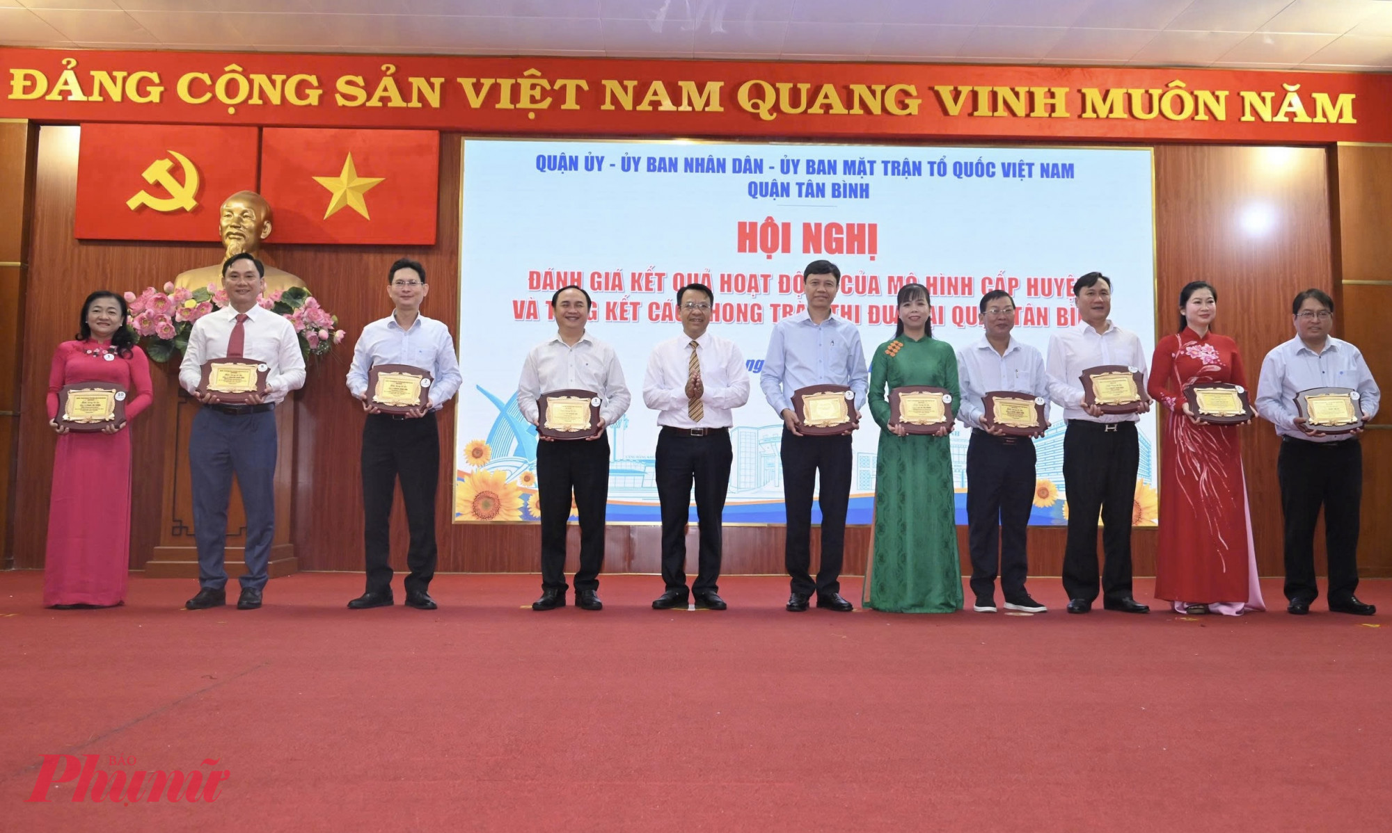 L&atilde;nh đạo quận T&acirc;n B&igrave;nh trao bằng khen tri &acirc;n c&aacute;c đồng ch&iacute; nguy&ecirc;n l&agrave; Thường trực Quận ủy, UBND quận qua c&aacute;c thời kỳ v&igrave; những đ&oacute;ng g&oacute;p to lớn cho sự ph&aacute;t triển của quận - Ảnh: Thanh T&acirc;m