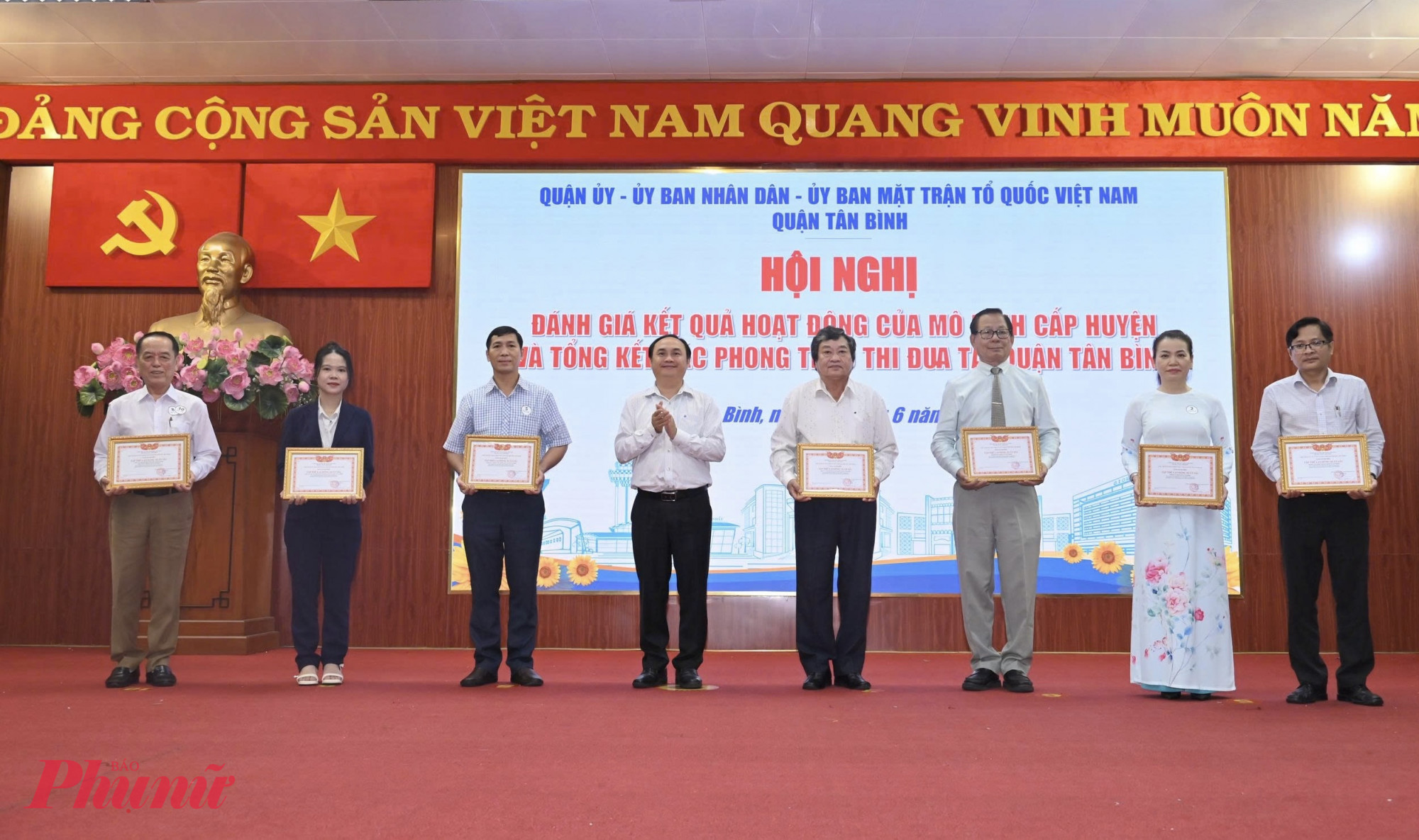 Đại diện Quận ủy &ndash; UBND &ndash; Ủy ban MTTQ quận T&acirc;n B&igrave;nh vinh danh c&aacute;c tập thể, c&aacute; nh&acirc;n c&oacute; th&agrave;nh t&iacute;ch ti&ecirc;u biểu trong x&acirc;y dựng v&agrave; ph&aacute;t triển quận giai đoạn 2003 đến nay - Ảnh: Thanh T&acirc;m