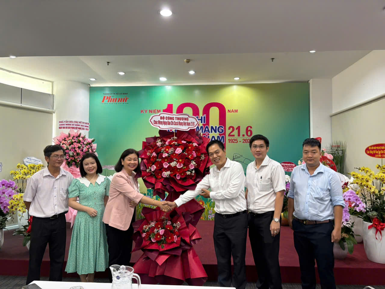 Đại di&ecirc;n Bộ C&ocirc;ng Thương đến thăm v&agrave; ch&uacute;c mừng B&aacute;o Phụ Nữ