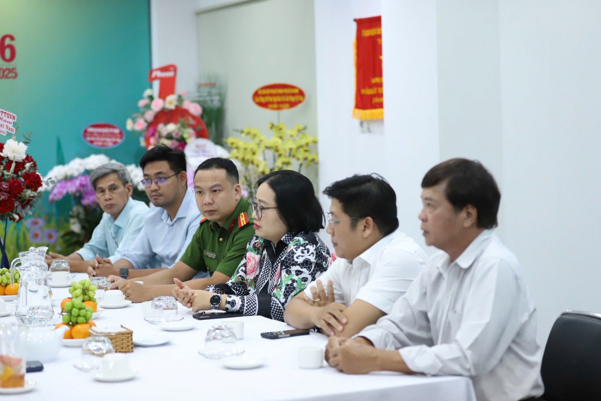 Đo&agrave;n c&aacute;n bộ phường 4, quận 3 đến thăm B&aacute;o Phụ nữ TPHCM