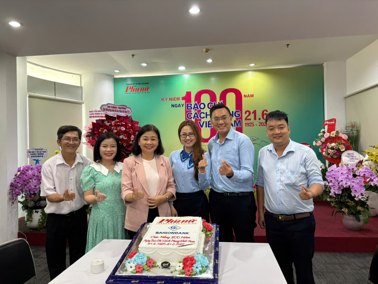 Chiếc b&aacute;nh đặc biệt từ đơn vị Saigonbank tặng B&aacute;o Phụ Nữ