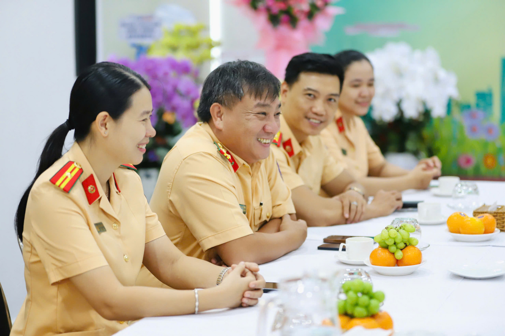 Đo&agrave;n CSGT C&ocirc;ng an TPHCM  thăm B&aacute;o Phụ Nữ