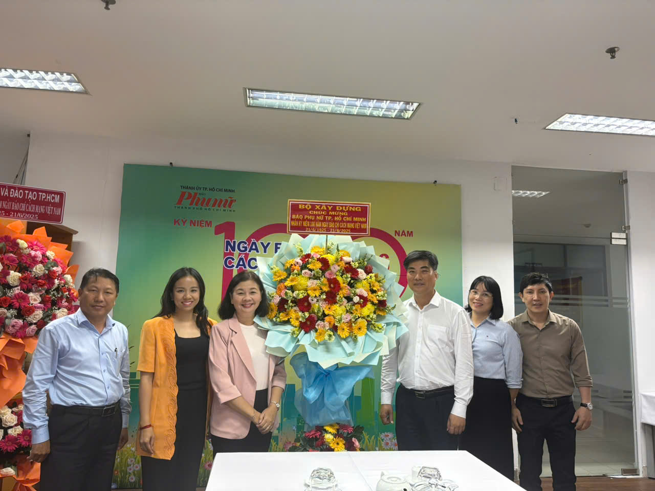 &Ocirc;ng Nguyễn Tr&iacute; Đức - Ch&aacute;nh Văn ph&ograve;ng Bộ x&acirc;y dựng ch&uacute;c mừng B&aacute;o Phụ Nữ