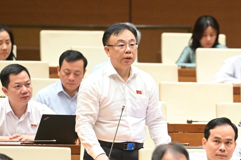 Đại biểu Nguyễn C&ocirc;ng Long nhấn mạnh, kỳ thi v&agrave;o THPT h&agrave;ng năm l&agrave; sự kinh ho&agrave;ng của h&agrave;ng triệu phụ huynh, học sinh