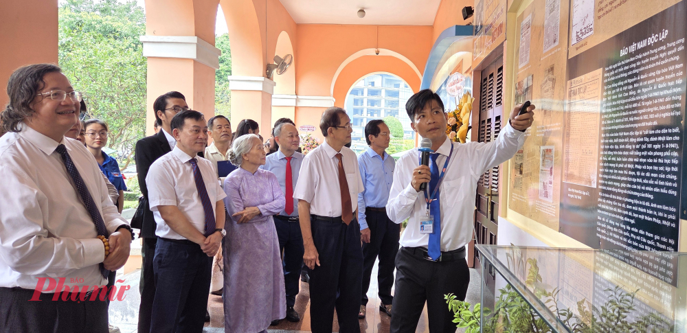 C&aacute;c đại biểu xem trưng b&agrave;y.