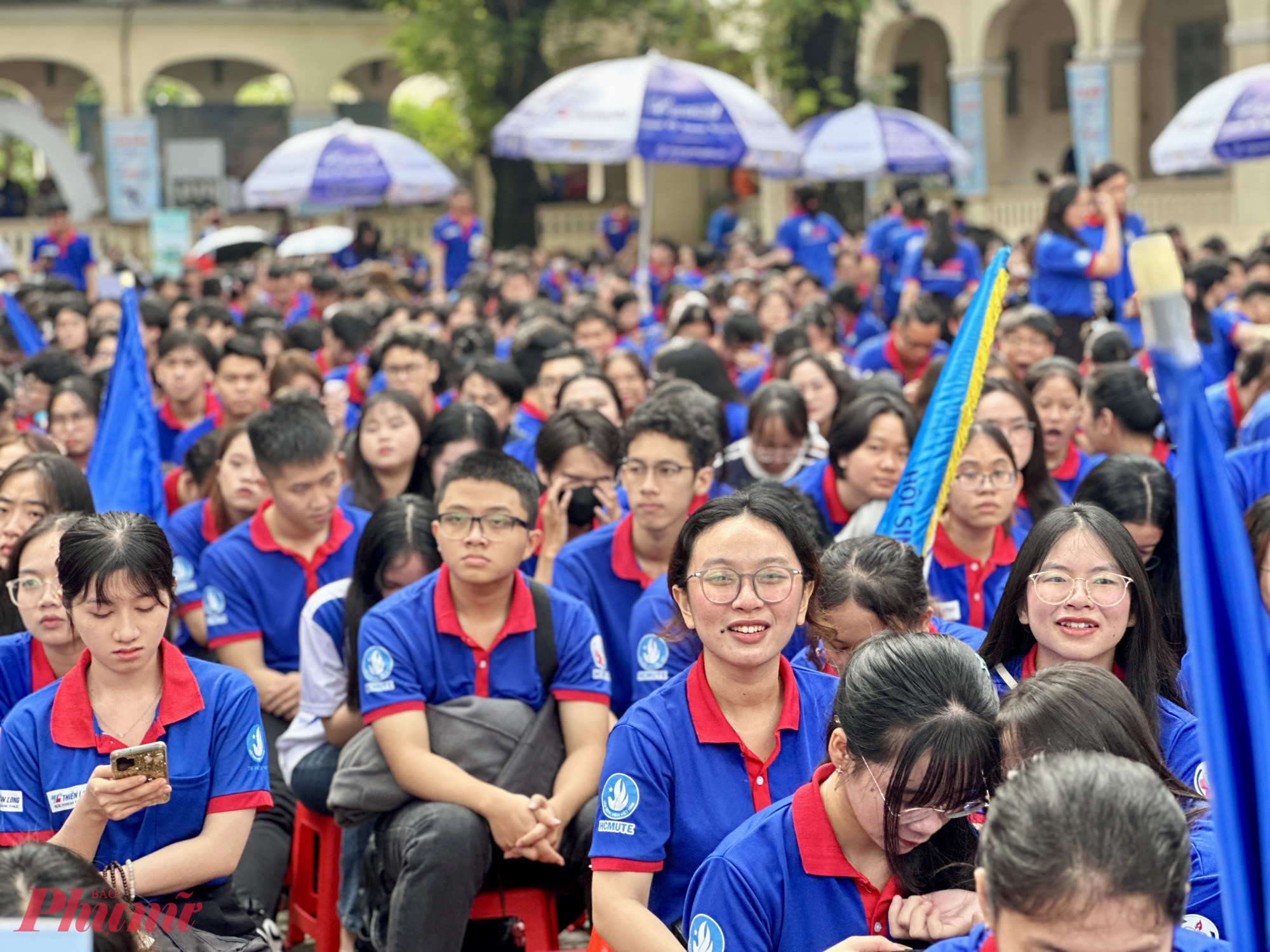 H&agrave;ng ng&agrave;n sinh vi&ecirc;n thuộc c&aacute;c trường đại học, cao đẳng tại TPHCM tham gia chương tr&igrave;nh tiếp sức m&ugrave;a thi, hỗ trợ th&iacute; sinh thi tốt nghiệp THPT 2025 - Ảnh: Nguyễn LoanNguyễn 