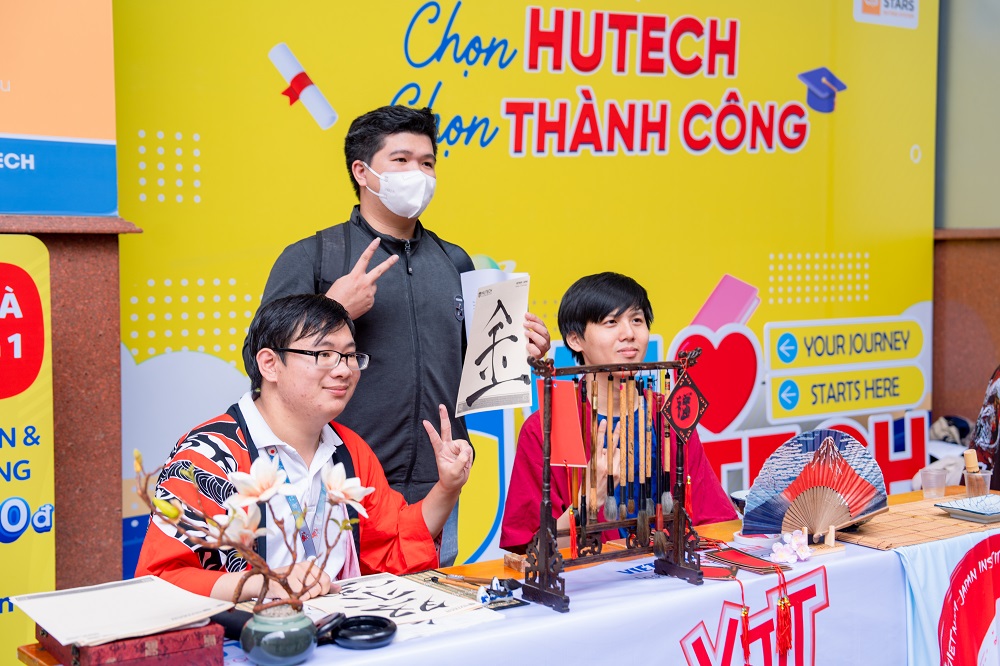Sinh vi&ecirc;n được tham gia nhiều hoạt động ngoại kh&oacute;a để tăng cường hiểu biết văn h&oacute;a - Ảnh: HUTECH