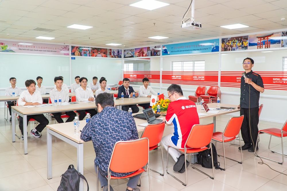 Đại diện doanh nghiệp giới thiệu chương tr&igrave;nh đ&agrave;o tạo, cơ hội việc l&agrave;m đến sinh vi&ecirc;n - Ảnh: HUTECH