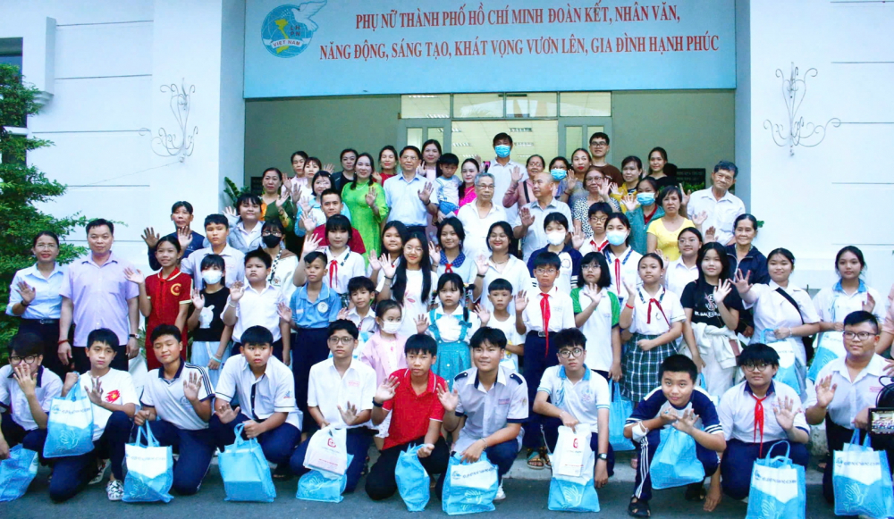 L&atilde;nh đạo Hội LHPN TPHCM v&agrave; C&ocirc;ng ty  cổ phần Tập đo&agrave;n Long Phương trao qu&agrave; cho trẻ mồ c&ocirc;i v&igrave; COVID-19 - ẢNH: NGỌC TRĂM