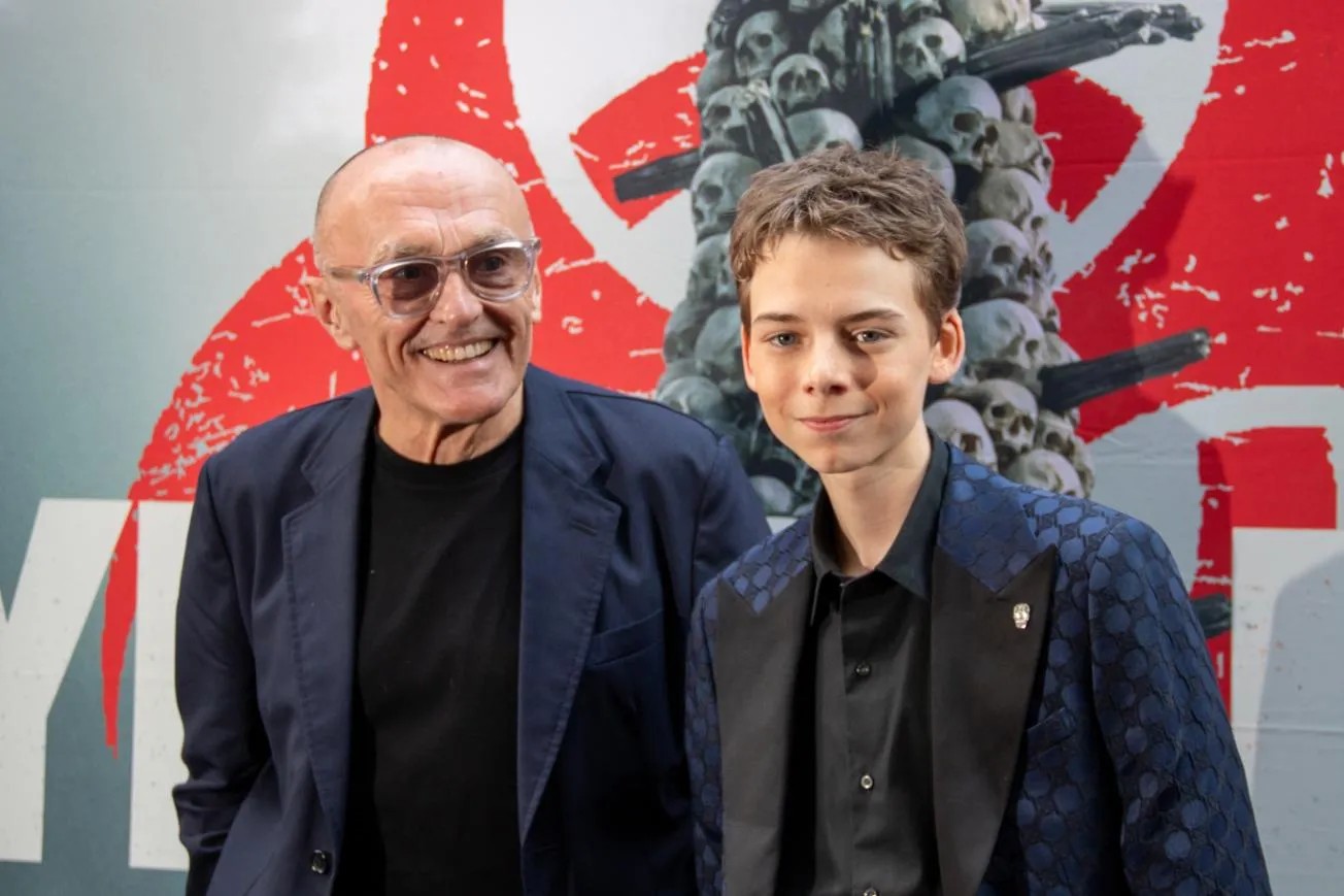 Đạo diễn danny Boyle v&agrave; Alfie Williaams trong buổi ra mắt phim 