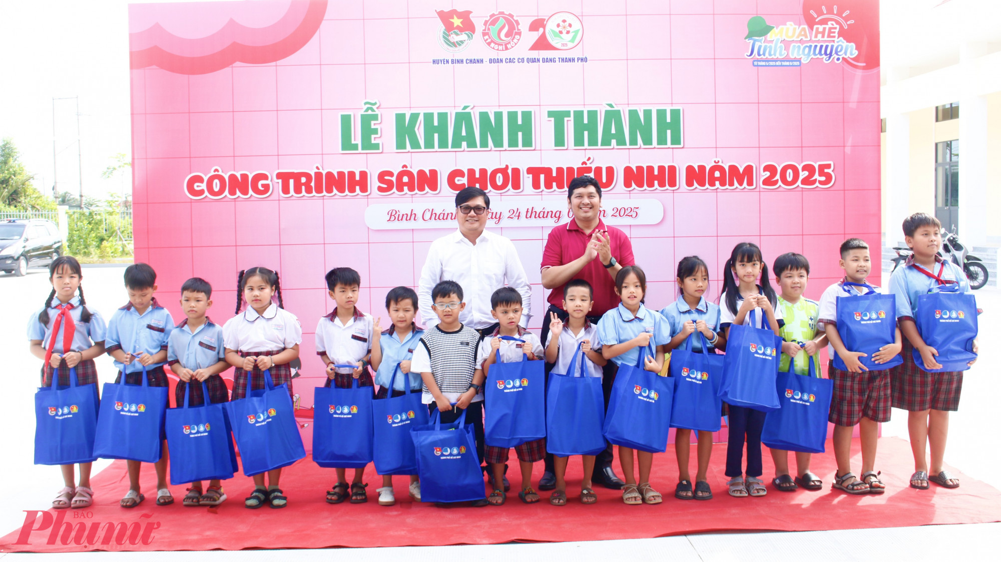 Dịp n&agrave;y, Ban Chỉ huy Chiến dịch  t&igrave;nh nguyện Hoa phượng đỏ TPHCM đ&atilde; trao tặng nhiều phần qu&agrave; thiết thực đến c&aacute;c em thiếu nhi x&atilde; T&acirc;n Nhựt, tiếp th&ecirc;m niềm vui cho m&ugrave;a h&egrave; rực rỡ.