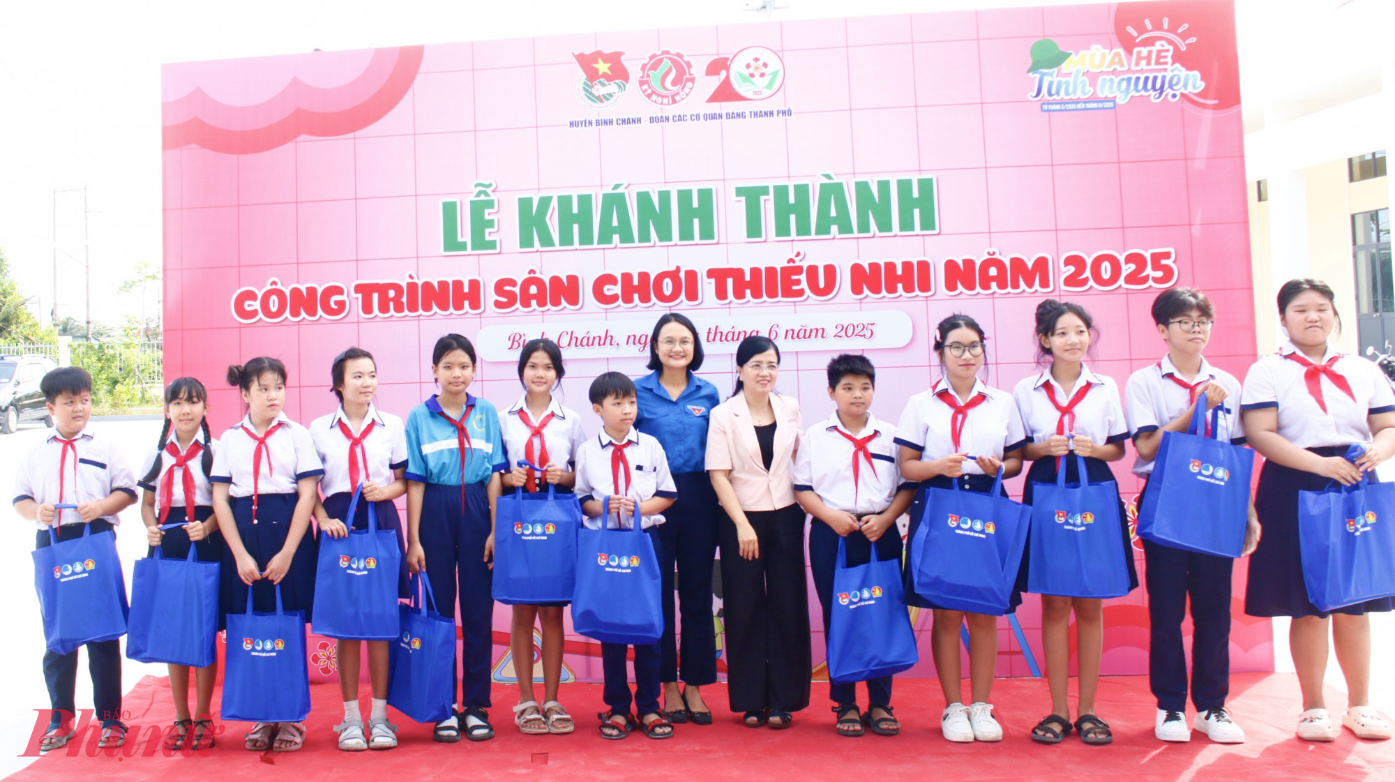 B&agrave; Phan Thị Cẩm Nhung &ndash; Chủ tịch Ủy ban MTTQ Việt Nam huyện B&igrave;nh Ch&aacute;nh v&agrave; b&agrave; Trần Thu H&agrave; &ndash; Ph&oacute; b&iacute; thư Th&agrave;nh Đo&agrave;n TPHCM đ&atilde; trao tặng những phần qu&agrave; &yacute; nghĩa đến c&aacute;c em thiếu nhi