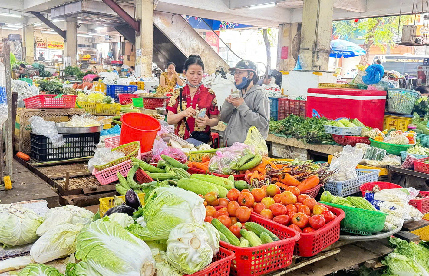 Gi&aacute; nhiều loại thực phẩm, nhu yếu phẩm ở c&aacute;c chợ tại TPHCM đang tăng - ẢNH: THANH HOA (ảnh chụp tại chợ Nhật Tảo, quận 10)