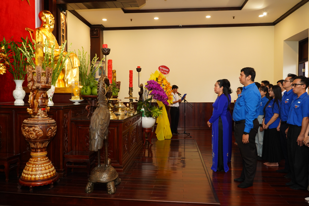 Trong khu&ocirc;n khổ buổi giao lưu, trao giải Ng&ograve;i b&uacute;t trẻ Đo&agrave;n c&aacute;c cơ quan Đảng Th&agrave;nh phố d&acirc;ng hương tưởng nhớ Chủ tịch Hồ Chi Minh  Chủ tịch T&ocirc;n Đức Thắng tại Bảo t&agrave;ng Hồ Ch&iacute; Minh chi nh&aacute;nh Th&agrave;nh phố Hồ Ch&iacute; Minh (quận 4, Th&agrave;nh phố Hồ Ch&iacute; Minh). tại Bảo t&agrave;ng TPHCM (Bến Nh&agrave; rồng). 