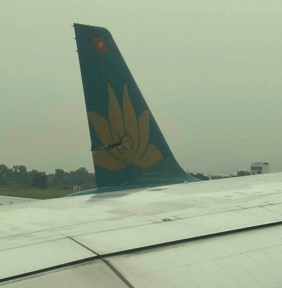 H&igrave;nh ảnh m&aacute;y bay của Vietnam Airlines va chạm dẫn đến r&aacute;ch phần đu&ocirc;i được lan truyền tr&ecirc;n nhiều diễn đ&agrave;n, mạng x&atilde; hội chiều ng&agrave;y 27/6