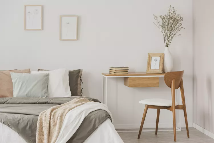 Tr&aacute;nh yếu tố nước trong ph&ograve;ng ngủ  D&ugrave; bể c&aacute; hay tranh biển c&oacute; vẻ thư gi&atilde;n, nhưng yếu tố nước lại mang năng lượng chuyển động, dễ g&acirc;y x&aacute;o trộn kh&ocirc;ng gian nghỉ ngơi. Để ph&ograve;ng ngủ lu&ocirc;n tĩnh lặng v&agrave; dễ ngủ, n&ecirc;n chọn vật dụng mang sắc th&aacute;i dịu nhẹ, chất liệu tự nhi&ecirc;n v&agrave; &aacute;nh s&aacute;ng ấm &aacute;p.