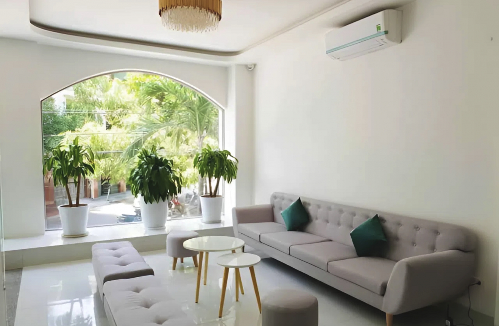 Sau khi đ&atilde; d&agrave;nh cả buổi s&aacute;ng để men theo c&aacute;c cung đường biển v&agrave; kh&aacute;m ph&aacute; những l&agrave;ng ch&agrave;i th&igrave; trưa l&agrave; l&uacute;c m&agrave; ta sẽ nghỉ ngơi.