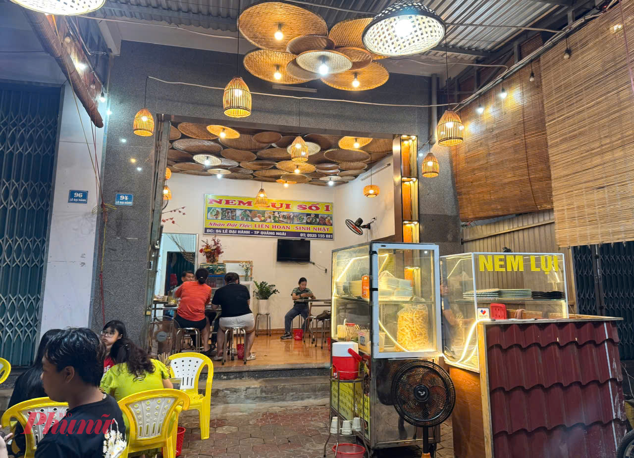 Buổi tối tại Quảng Ng&atilde;i l&agrave; thời điểm th&iacute;ch hợp để kh&aacute;m ph&aacute; c&aacute;c m&oacute;n ăn hấp dẫn, đầu ti&ecirc;n phải kể đến l&agrave; m&oacute;n nem lụi nằm tại 94 L&ecirc; Đại H&agrave;nh, Phường Nghĩa Lộ. Ảnh Myngoc_Vo 