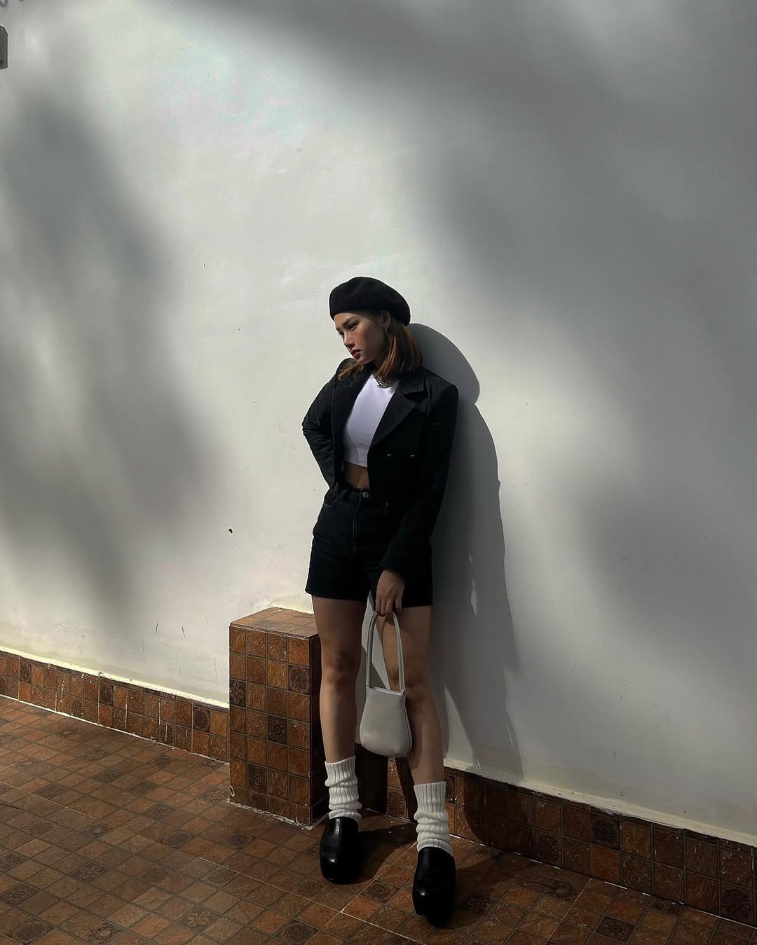''Em xinh'' Miu L&ecirc; mang đến h&igrave;nh ảnh thanh lịch pha ch&uacute;t ph&aacute; c&aacute;ch với mũ beret, &aacute;o kho&aacute;c đen v&agrave; crop top trắng. C&ocirc; kh&eacute;o l&eacute;o kết hợp quần shorts, vớ cao cổ v&agrave; gi&agrave;y đế th&ocirc;, tạo n&ecirc;n tổng thể tối giản nhưng c&aacute; t&iacute;nh, vừa cổ điển vừa hiện đại.