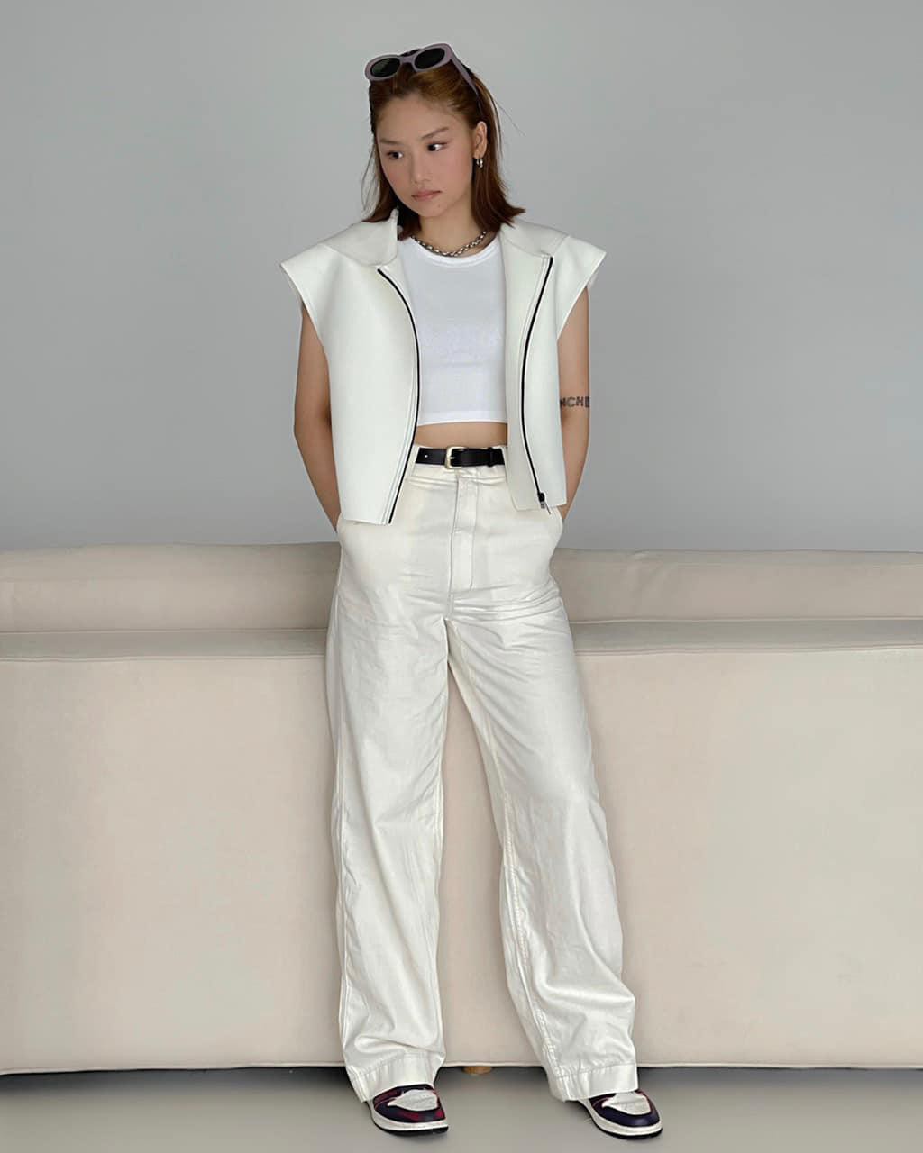 Trong bộ trang phục tone-sur-tone trắng, Miu L&ecirc; to&aacute;t l&ecirc;n vẻ c&aacute; t&iacute;nh m&agrave; vẫn thanh lịch. C&ocirc; phối &aacute;o crop top &ocirc;m s&aacute;t với &aacute;o kho&aacute;c kh&ocirc;ng tay phom cứng, quần ống su&ocirc;ng v&agrave; sneakers năng động, tạo n&ecirc;n diện mạo hiện đại, trẻ trung v&agrave; đầy cuốn h&uacute;t.