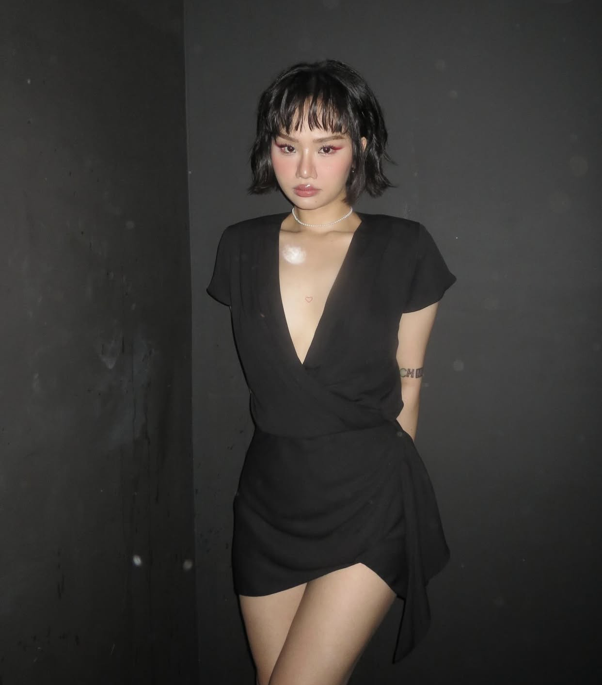  Miu L&ecirc; khoe vẻ gợi cảm c&aacute; t&iacute;nh với đầm đen xẻ ngực s&acirc;u v&agrave; đường cắt bất đối xứng. Kiểu t&oacute;c ngắn m&aacute;i bằng c&ugrave;ng lối trang điểm mắt hồng đậm gi&uacute;p c&ocirc; nổi bật giữa nền đen, to&aacute;t l&ecirc;n kh&iacute; chất mạnh mẽ nhưng vẫn quyến rũ một c&aacute;ch tinh tế.