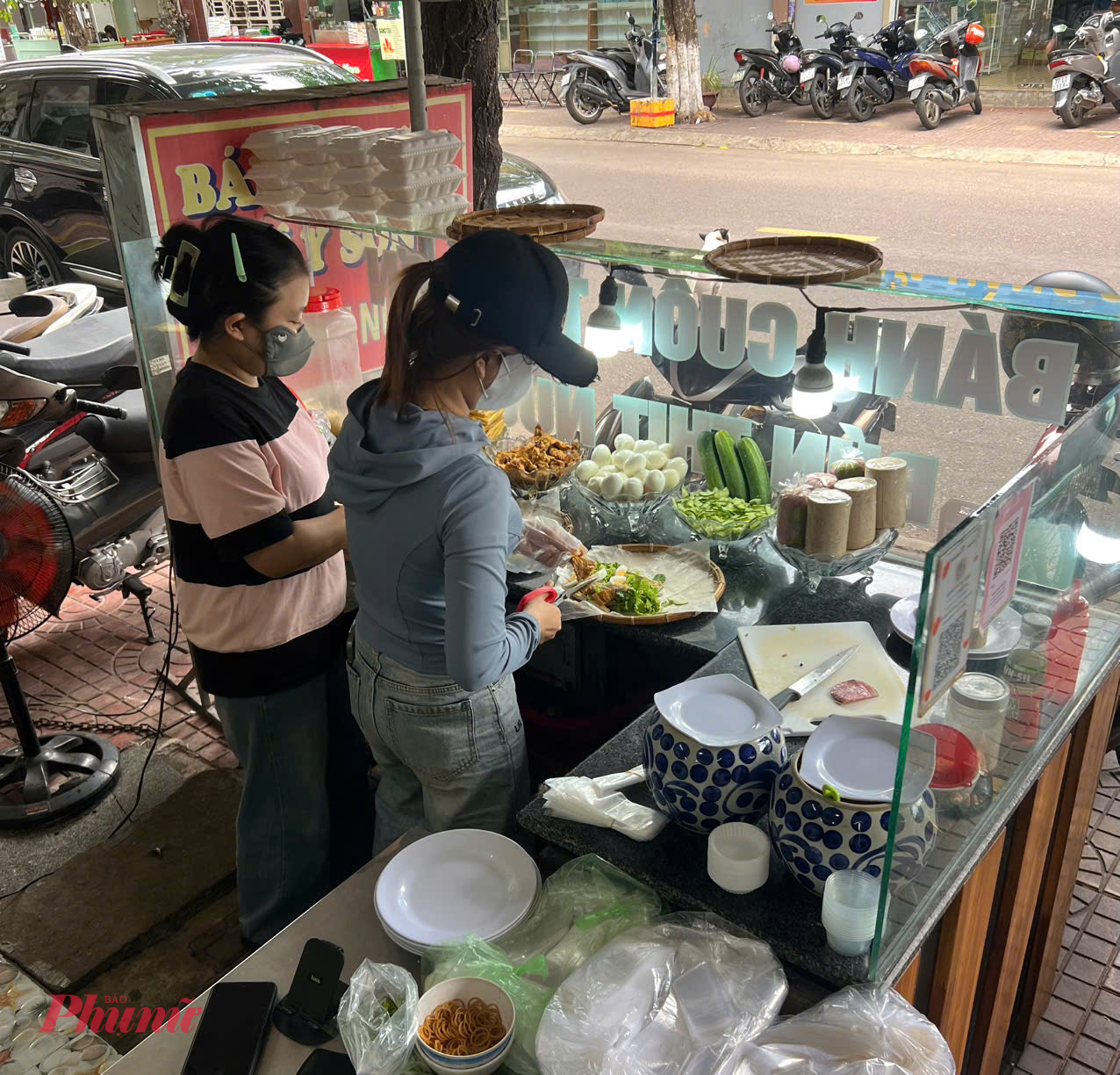 V&agrave;o l&uacute;c buổi chiều l&agrave; thời điểm để ta dạo quanh trung t&acirc;m th&agrave;nh phố Quy Nhơn để kh&aacute;m ph&aacute; n&eacute;t đặc sắc của ẩm thực nơi đ&acirc;y. Một trong những m&oacute;n ăn kh&ocirc;ng thể bỏ qua ch&iacute;nh l&agrave; b&aacute;nh cuốn T&acirc;y Sơn, một gợi &yacute; nhỏ rằng bạn c&oacute; thể thử ăn tại qu&aacute;n c&oacute; địa chỉ tại 97 Vũ Bảo, Ng&ocirc; M&acirc;y