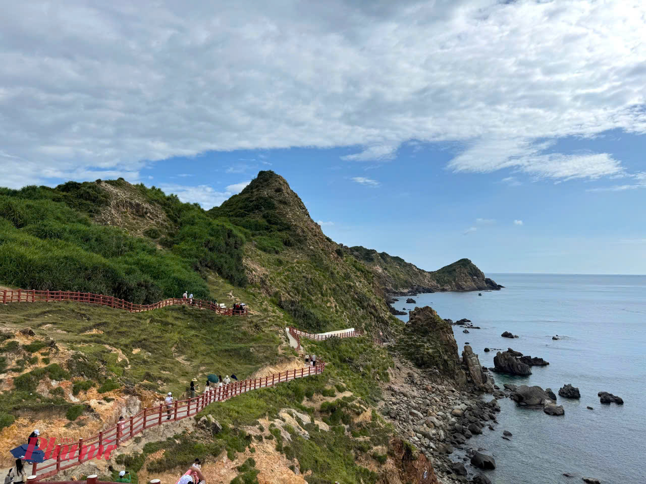 Để 'săn những tia nắng đầu ng&agrave;y tại B&igrave;nh Định, Eo Gi&oacute; l&agrave;  một eo biển rất nhỏ được bao bọc bởi những rặng n&uacute;i đ&aacute; cao, khi nh&igrave;n từ xa bạn sẽ thấy ch&uacute;ng giống như những chiếc răng cưa. một điểm đến kh&ocirc;ng thể tuyệt vời hơn, với vị tr&iacute; kh&aacute; gần trung t&acirc;m th&agrave;nh phố Quy Nhơn (X&atilde; Nhơn L&yacute; - chỉ c&aacute;ch khoảng 20 km) n&ecirc;n ta c&oacute; thể xuất ph&aacute;t từ khoảng 5 giờ s&aacute;ng, mất khoảng 20,30 ph&uacute;t l&aacute;i xe l&agrave; sẽ đến Eo Gi&oacute; vừa kịp l&uacute;c để đ&oacute;n được b&igrave;nh minh. 
